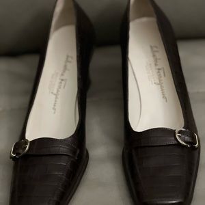 Salvatore Ferragamo boutique / Made in Italy/ brown alligator pumps. Sz 8 4A.